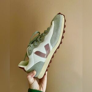 Veja Rio Bronco Hexamesh Women’s Gray and Red Bottom Sneakers